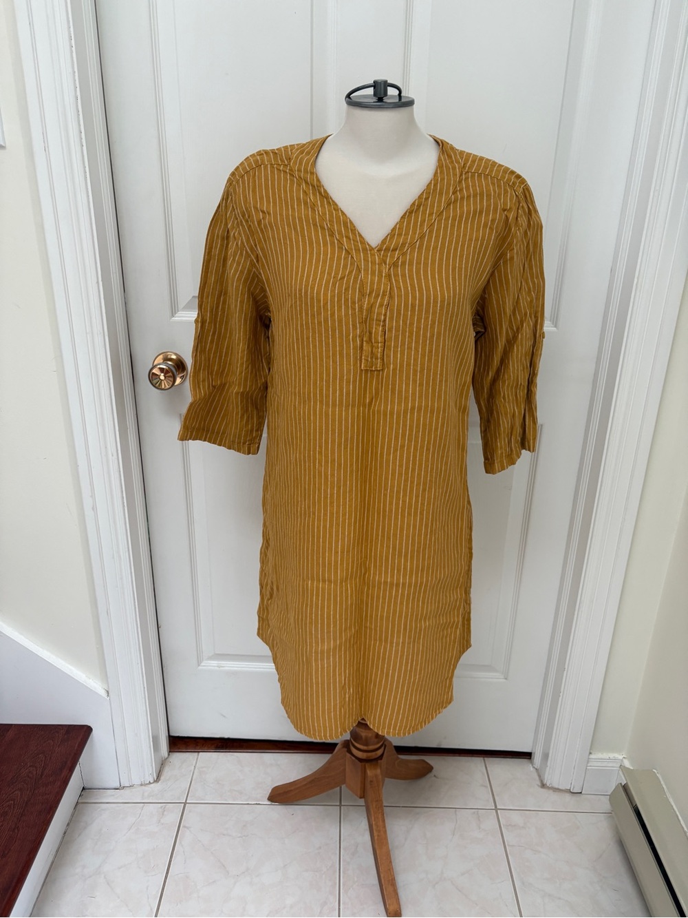 Via Vitale Striped Mustard Midi Dress with V-Neck ladies medium
